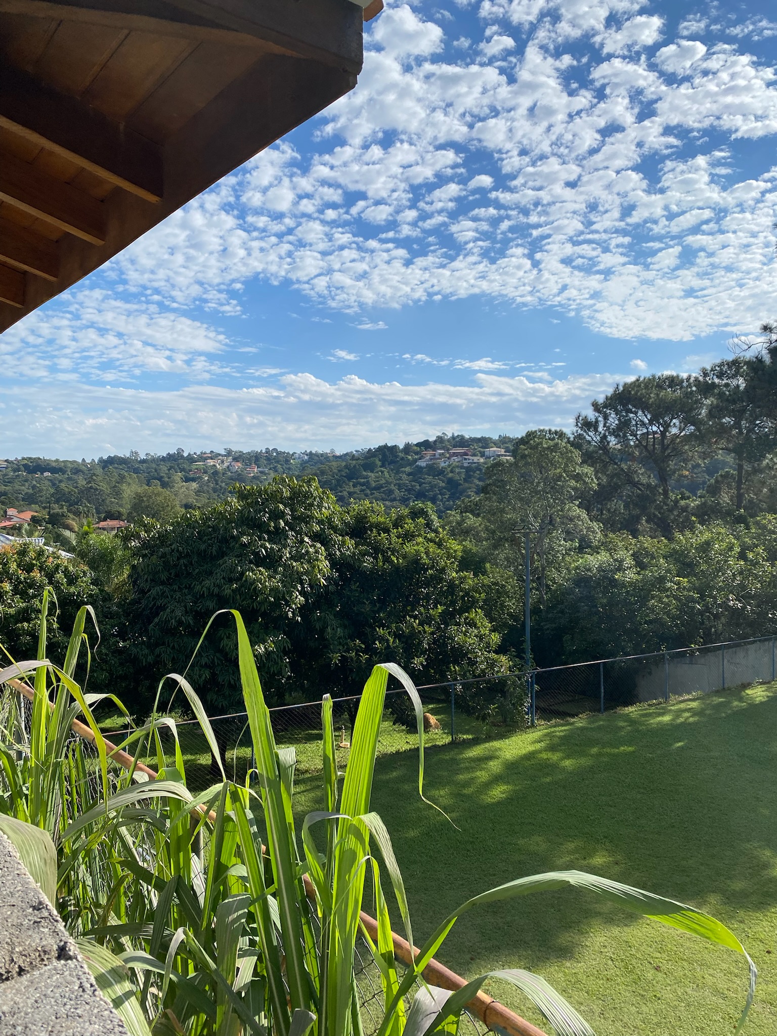 Blick von einer Veranda über die grünen Hügel von Mairinque