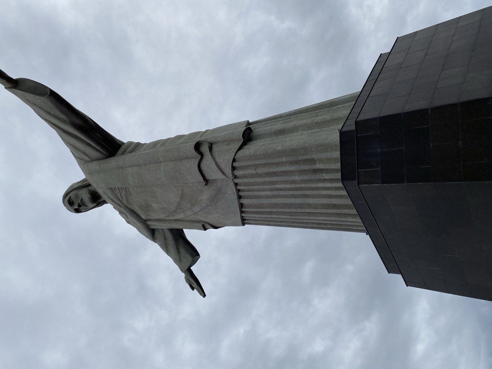 Christus-Statue Cristo Redentor vor bewölktem Himmel