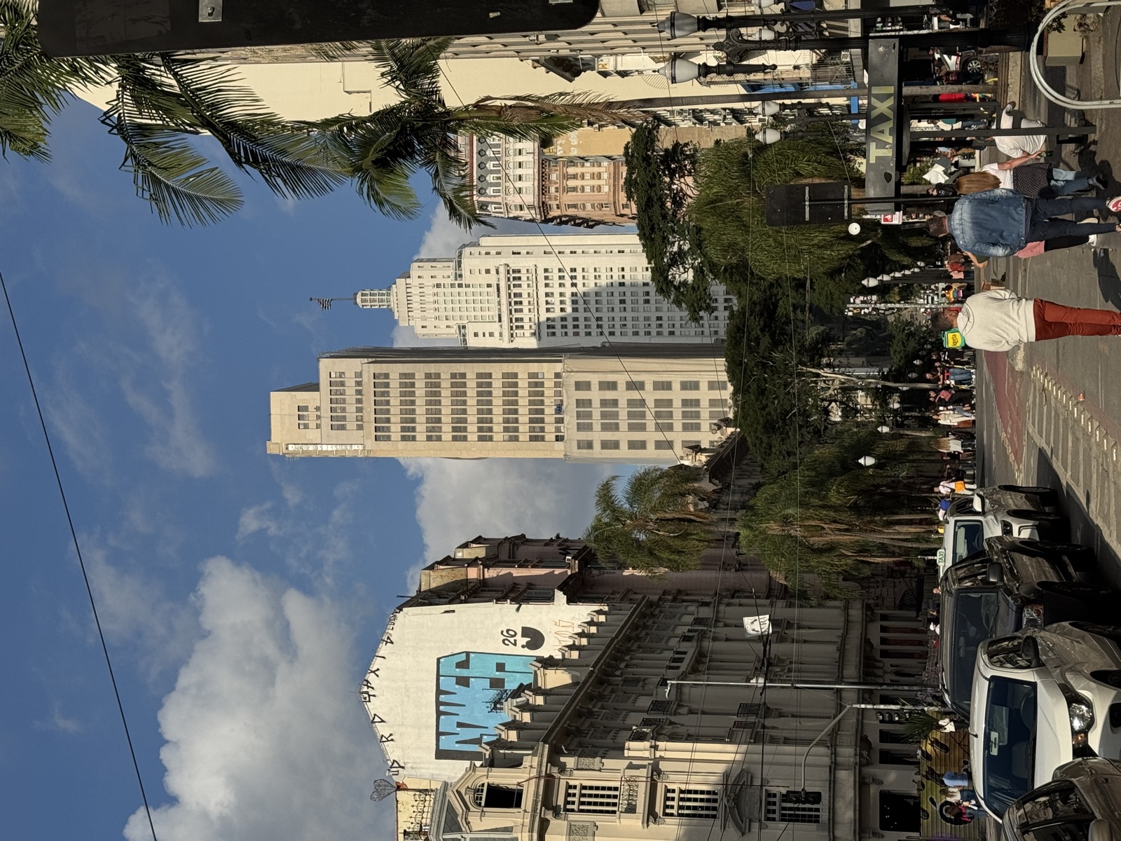 Straßenzug in der Innenstadt von São Paulo mit Wolkenkratzern